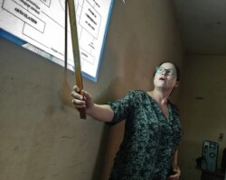 Prof. Dr. Delvaux teaching a module on speech therapy at the Institut de Linguistique Appliquée